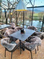 Vorschau: Gastronomie Terrassenstuhl Ramila-48 Taupe als moderner, wetterfester Outdoorstuhl mit Geflecht und Kissen auf Metallgestell im Gasthof zum Anker | Bad... Vorschau: Gastronomie Terrassenstuhl Ramila-48 Taupe als moderner, wetterfester Outdoorstuhl mit Geflecht und Kissen auf Metallgestell im Gasthof zum Anker | Bad Staffelstein